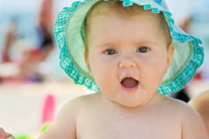 HNO-Arzt behandelt Mundsoor bei Babys